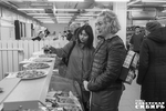 На дегустации рыбных продуктов большой интерес привлекли подкопченные кальмары, а малосольная селедочка вызвала просто настоящий фурор — многие покупатели брали по две-три рыбки сразу. Фото: Андрей Заржецкий