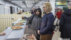 На дегустации рыбных продуктов большой интерес привлекли подкопченные кальмары, а малосольная селедочка вызвала просто настоящий фурор — многие покупатели брали по две-три рыбки сразу. Фото: Андрей Заржецкий