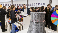 В день открытия ожидалось, что ярмарку посетят не менее шести тысяч человек, включая 1,5 тысячи студентов и выпускников образовательных организаций. Фото: Андрей Заржецкий