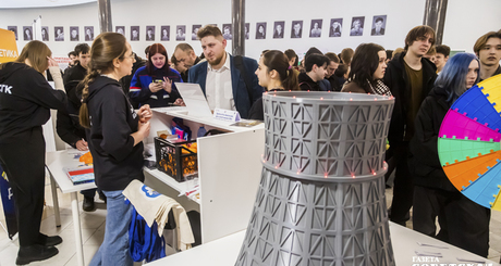 В день открытия ожидалось, что ярмарку посетят не менее шести тысяч человек, включая 1,5 тысячи студентов и выпускников образовательных организаций. Фото: Андрей Заржецкий