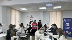 Участницы чемпионата «Абилимпикс-2026» в компетенции «ногтевой сервис» показали себя настоящими профессионалами. Фото: Элина Пушмина