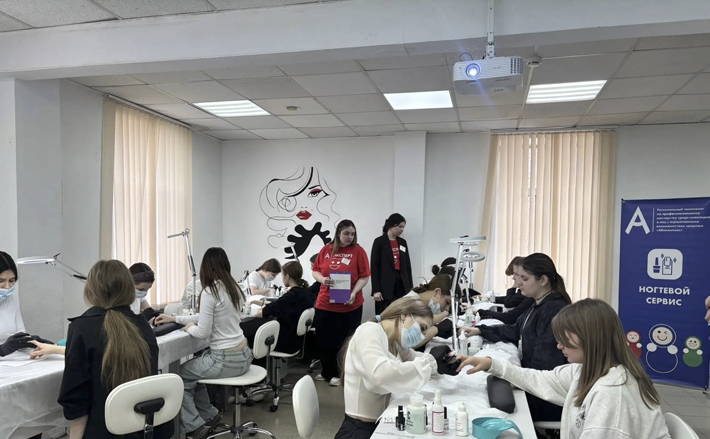 Участницы чемпионата «Абилимпикс-2026» в компетенции «ногтевой сервис» показали себя настоящими профессионалами. Фото: Элина Пушмина