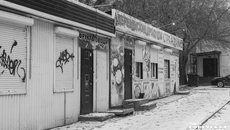 Разномастные ларьки город, безусловно, не красят, но, возможно, городским властям стоит смягчить требования к малому бизнесу? Фото: Андрей Заржецкий