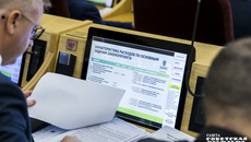 Найти средства на решение актуальных задач в сегодняшних условиях — задача не из легких. Тем не менее, парламентариям удалось ее решить. Фото: Андрей Заржецкий