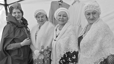 Руководитель дефиле-театра «Время быть» Анна Рассказова в образе женщины-бойца и ее прекрасные подруги. Фото: Галина Казарян