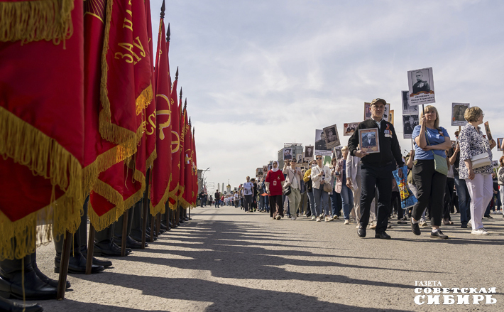 В 2026 году колонна «Бессмертного полка» (0+) взяла начало от часовни Николая Чудотворца на Красном проспекте. Фото: Андрей Заржецкий