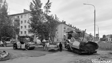 На перекрестке улиц Степной и Римского-Корсакова горячий асфальт выкладывали в интервалах между потоками транспорта. Дороги в субботний день не перекрывали. Фото: Юлия Назаренко