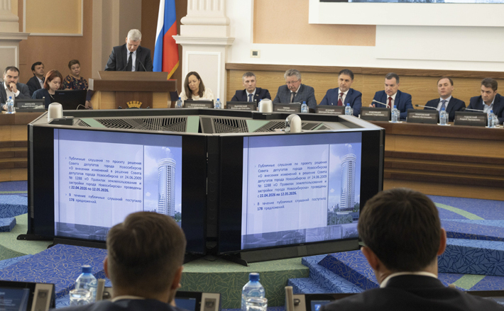 С учетом изменений параметры бюджета Новосибирска в 2026 году: доходы составят 108,4 миллиарда рублей, включая межбюджетные трансферты —51,5 миллиарда; расходы — 108,5 миллиарда. Фото: пресс-служба Совета депутатов