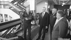 Эта небольшая «игрушка» в руках генерал-майора Валерия Косухина смертельно опасна. Пример тому — бесчеловечное нападение на общежитие колледжа в Старобельске ЛНР. Россия ответила укропалачам массированным ударом возмездия. Фото: Андрей Заржецкий
