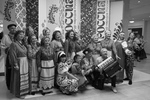 Интерактивное пространство набережной было организовано по кластерному принципу. В рамках единой концепции «#ЭтоРоссия» развернули работу пять тематических секторов: «Единство и наследие» с фольклорным марафоном; «Сила духа и патриотизм» с молодецкими играми и арт-галереей; «Созидательный труд и мастерство» — пространство народных ремесел; «Милосердие и взаимопомощь» — сектор общественных и добровольческих организаций; «Традиции и вкус Родины»&nbsp;— гастрономический сектор. На фото: участники церемонии открытия фестиваля в ГКЗ имени А. Каца накануне Дня России. Фото: пресс-служба правительства Новосибирской области