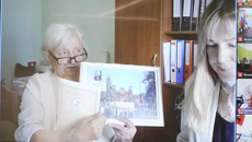Во время прямого включения из Мемориального комплекса «Брестская крепость-герой» сибирячка передала в дар музею архивные материалы. Фото: Екатерина Темнова, студентка НГПУ