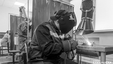В новосибирском техническом колледже имени Покрышкина молодых людей обучают востребованной и высокооплачиваемой профессии сварщика. Фото: Андрей Заржецкий