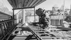 В настоящее время в регионе возводится 12 объектов образования. Кипит работа и на строительстве нового корпуса экономического лицея в Новосибирске. Фото: Андрей Заржецкий