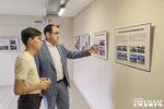 Министр транспорта региона Анатолий Костылевский пришел на выставку пораньше: «Я тоже был в Беловодском районе и в ЛНР, проехал сеть местных дорог, и на фото — на самом деле не самое страшное, что я видел». В то же время в правом же крыле летней галереи открылась еще одна выставка «Сильные духом» — работы из альбома Петра Скляра «Словографика ZOV». Фото: Светлана Фролова