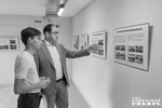 Министр транспорта региона Анатолий Костылевский пришел на выставку пораньше: «Я тоже был в Беловодском районе и в ЛНР, проехал сеть местных дорог, и на фото — на самом деле не самое страшное, что я видел». В то же время в правом же крыле летней галереи открылась еще одна выставка «Сильные духом» — работы из альбома Петра Скляра «Словографика ZOV». Фото: Светлана Фролова