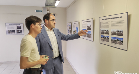 Министр транспорта региона Анатолий Костылевский пришел на выставку пораньше: «Я тоже был в Беловодском районе и в ЛНР, проехал сеть местных дорог, и на фото — на самом деле не самое страшное, что я видел». В то же время в правом же крыле летней галереи открылась еще одна выставка «Сильные духом» — работы из альбома Петра Скляра «Словографика ZOV». Фото: Светлана Фролова