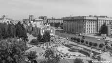 В рамках фестиваля в Новосибирской филармонии намерены обсудить водно-зеленый каркас как основу градостроительной политики. В «Городской песочнице» архитекторы, горожане, бизнес и власть построят диалог под одним куполом, в Театре кукол расскажут, каким видят Новосибирск в его дальнейшем развитии, а «Новосибирский конструктивизм» представит специальный аудиогид. Главные архитекторы области и города тем временем поспорят о КРТ, реновации центра и колористике, а застройщики — о жизни агломерации без окраин. Судя по всему, будет, как и в прошлом году, жарко и шумно. Фото: Андрей Заржецкий