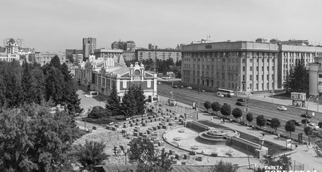 В рамках фестиваля в Новосибирской филармонии намерены обсудить водно-зеленый каркас как основу градостроительной политики. В «Городской песочнице» архитекторы, горожане, бизнес и власть построят диалог под одним куполом, в Театре кукол расскажут, каким видят Новосибирск в его дальнейшем развитии, а «Новосибирский конструктивизм» представит специальный аудиогид. Главные архитекторы области и города тем временем поспорят о КРТ, реновации центра и колористике, а застройщики — о жизни агломерации без окраин. Судя по всему, будет, как и в прошлом году, жарко и шумно. Фото: Андрей Заржецкий