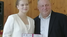 Елена Нестерова, простая новосибирская школьница. Любит музыку — классику и джаз, из популярных современных певцов ближе Сергей Лазарев. Сама тоже любит петь. С одноклассниками на переменке подхватывают сказанное педагогами и вспоминают песни с этими словами или фразами. На снимке: момент награждения Елены Нестеровой. Фото: Юлия Назаренко
