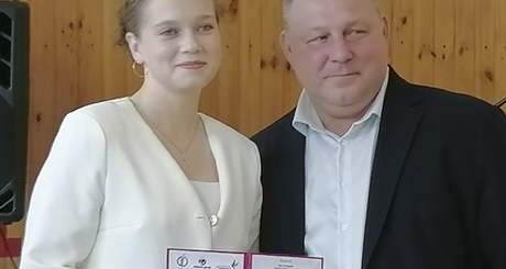 Елена Нестерова, простая новосибирская школьница. Любит музыку — классику и джаз, из популярных современных певцов ближе Сергей Лазарев. Сама тоже любит петь. С одноклассниками на переменке подхватывают сказанное педагогами и вспоминают песни с этими словами или фразами. На снимке: момент награждения Елены Нестеровой. Фото: Юлия Назаренко