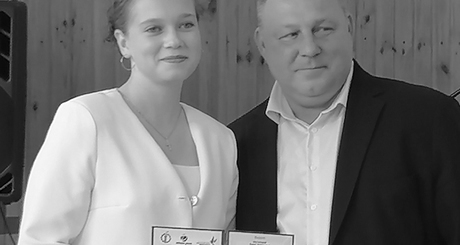 Елена Нестерова, простая новосибирская школьница. Любит музыку — классику и джаз, из популярных современных певцов ближе Сергей Лазарев. Сама тоже любит петь. С одноклассниками на переменке подхватывают сказанное педагогами и вспоминают песни с этими словами или фразами. На снимке: момент награждения Елены Нестеровой. Фото: Юлия Назаренко