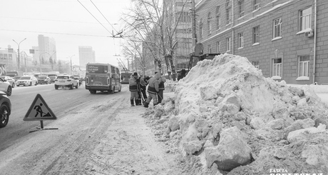 Свежо в памяти, как минувшей зимой на Новосибирск выпало столько осадков, что сами жители схватились за лопаты. Откапывались всем миром, принимали участие и предприятия. Что нас ждет через пару месяцев? Фото: Андрей Заржецкий/ архив ИД «Советская Сибирь»
