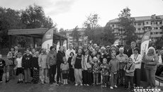 Все неравнодушные жители близлежащих от нового сквера домов собрались в этот день в обновленном дворе, в том числе, чтобы сделать фото на память. Фото: Андрей Заржецкий