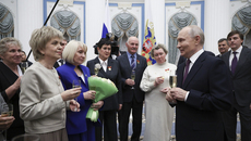 Президент России Владимир Путин отметил, что награждает специалистов, воспитавших героев страны, которые проявили доблесть, отвагу и мужество при выполнении боевых задач в ходе специальной военной операции. Фото: пресс-служба Президента России