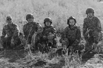 «Семейная зарница» — масштабная игра, в которой семья выступает как единая команда. Соревнования включают муниципальный, зональный, региональный этапы и финал. Маршрутная квест-игра: семья проходит контрольные точки, демонстрируя навыки в оказании первой помощи, туризме, управлении БПЛА, основах радиосвязи. Далее идут военно-тактические соревнования на местности. И, наконец, творческий конкурс, который посвящен семейным традициям, ценностям и историям, передаваемым из поколения в поколение. На фото слева направо: Андрей Хайруллин, Владимир Храмушкин, Ольга Храмушкина, Виктория Крапивникова и Никита Храмушкин.Фото: семейный архив Храмушкиных