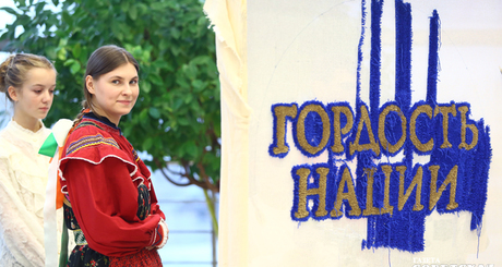 Ковер ткали всем миром  — в творческом процессе перед церемонией вручения премий были задействованы сами участники события. Фото: Андрей Заржецкий 