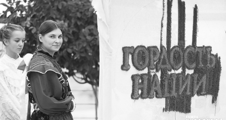 Ковер ткали всем миром  — в творческом процессе перед церемонией вручения премий были задействованы сами участники события. Фото: Андрей Заржецкий 