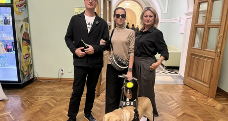 Анастасия (в центре) с Ольгой Корченко, руководителем благотворительного фонда «Сибач фонд», и продюсером киностудии «П.И.К. фильм», директором АНО «Центр творчества и искусства «Культурный мир», продюсером кинокомпании «Мерцана фильм» на киностудии «Амедиа» Владиславом Савиным. Фото: Дирекция креативных проектов Новосибирской области